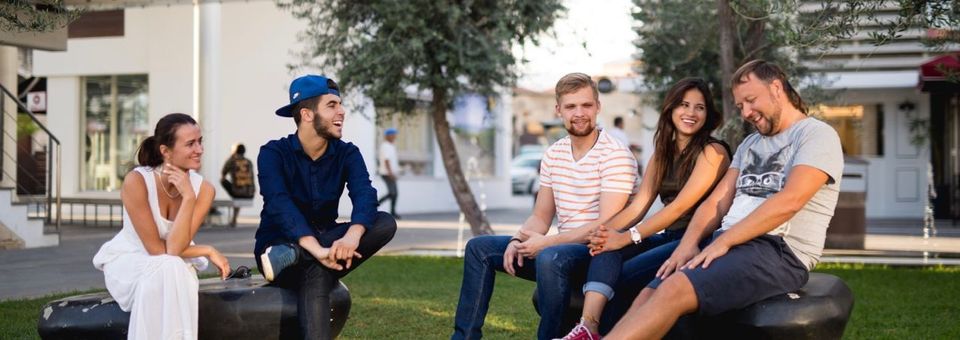 Studenten auf dem Campus der Sprachschule Zypern