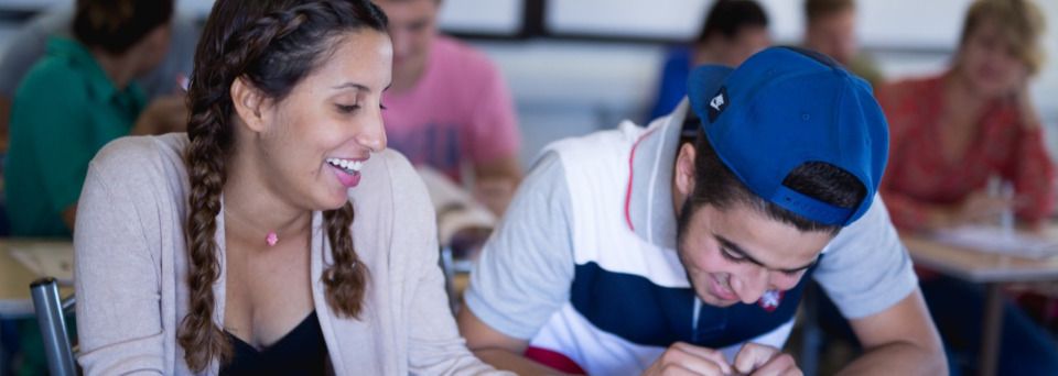 Schüler:innen beim Lernen - Sprachschule Zypern