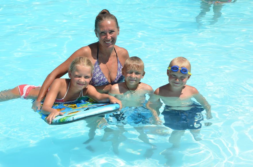Familie im Pool English in Cyprus auf Zypern